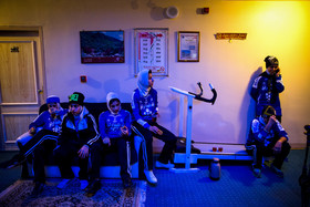 خوردن چای و شیرینی بعد از تمرین در راهرو هتل.